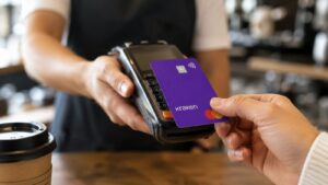 La Kraken Card permite pagar con saldos cripto y fiat con cashback condicionado.